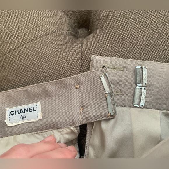 Chanel beige vintage classic mini skirt, 26” with size tag cut out. - Picture 5 of 6